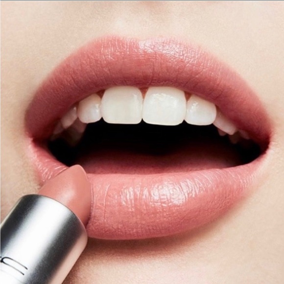 Mac Cosmetics Lusterglass Sheer-Shine Lipstick in Hug Me New - Picture 4 of 11